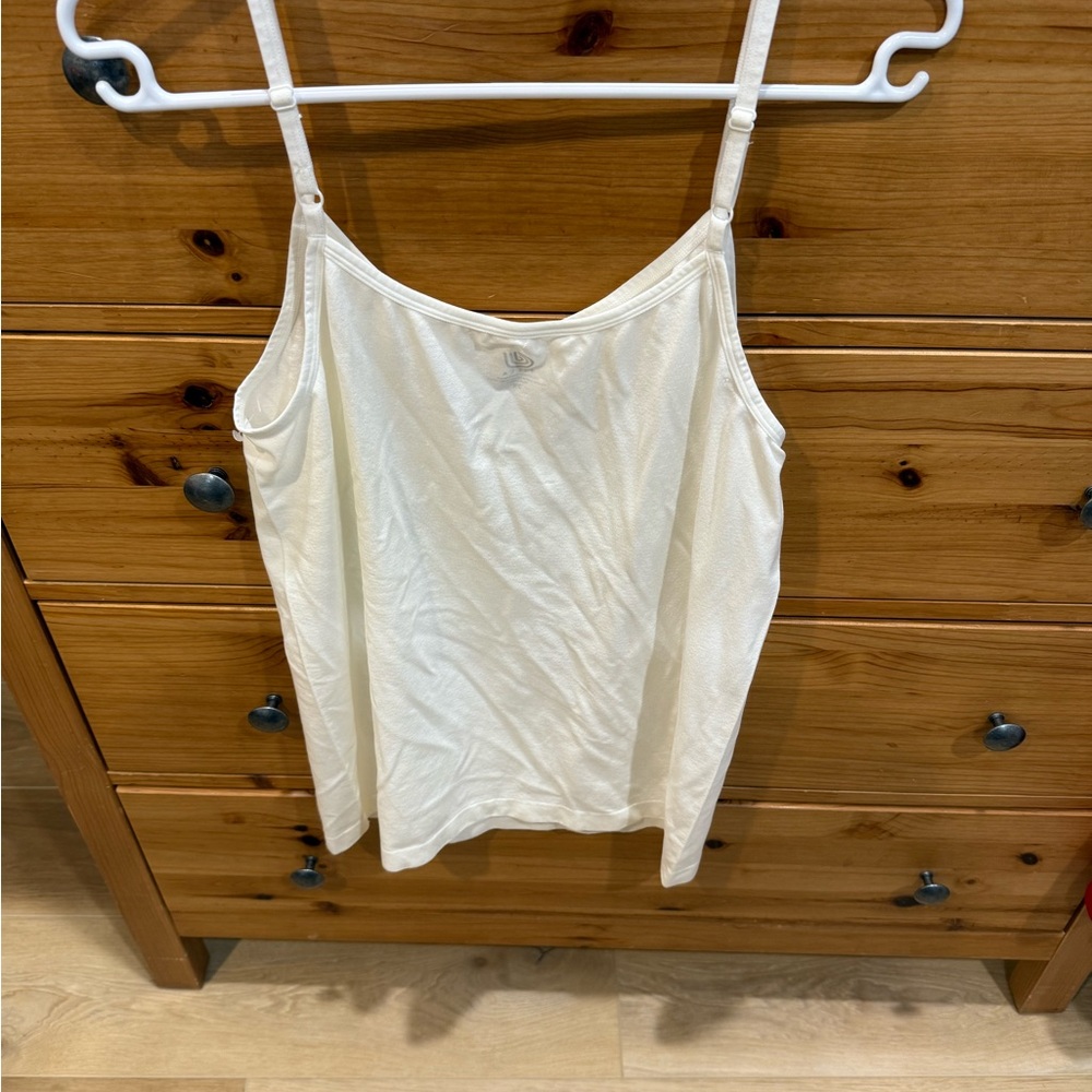 🌼 White Fitted Spaghetti Strap Camisole with Scoop Neck